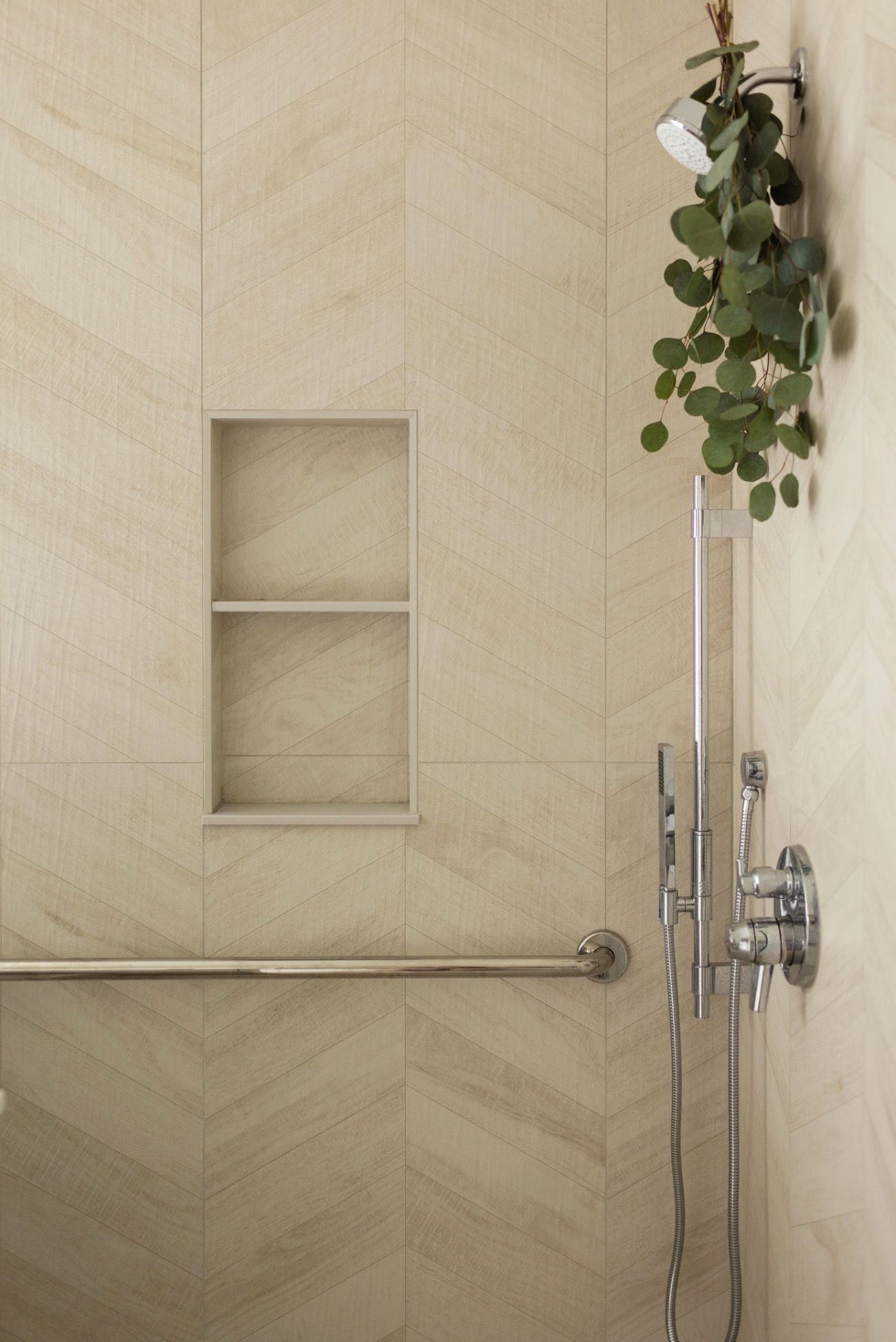 Shower tile niche detail