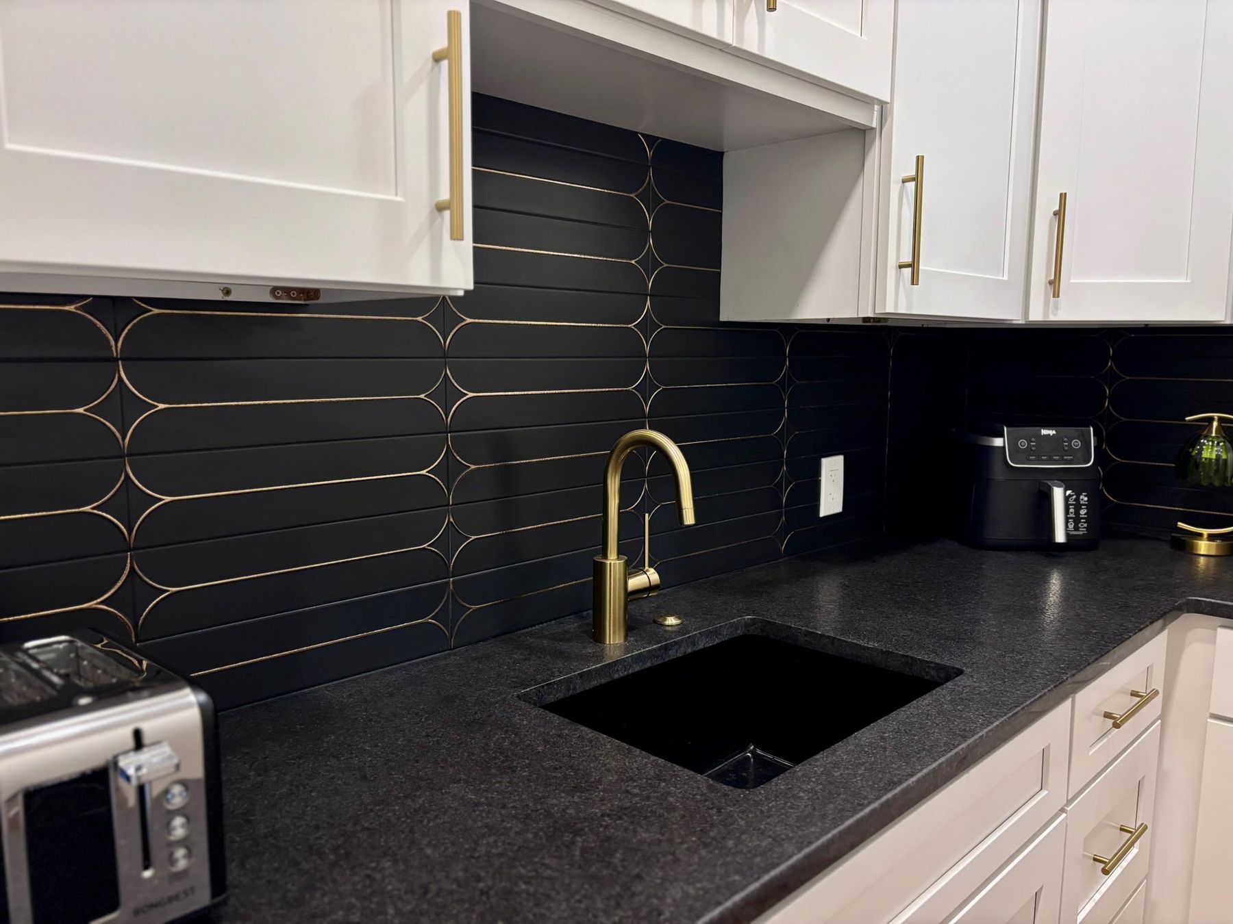 Kitchen arched tile backsplash